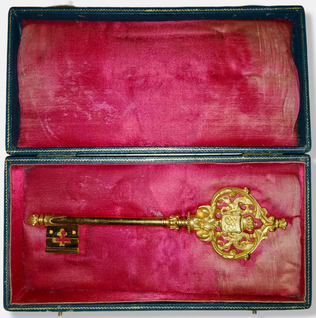 Etui für einen badischen Kammerherrenschlüssel - Außen grün mit Goldrand an den Kanten, innen mit roter Seide ausgekleidet - Portepee leider nicht vorhanden