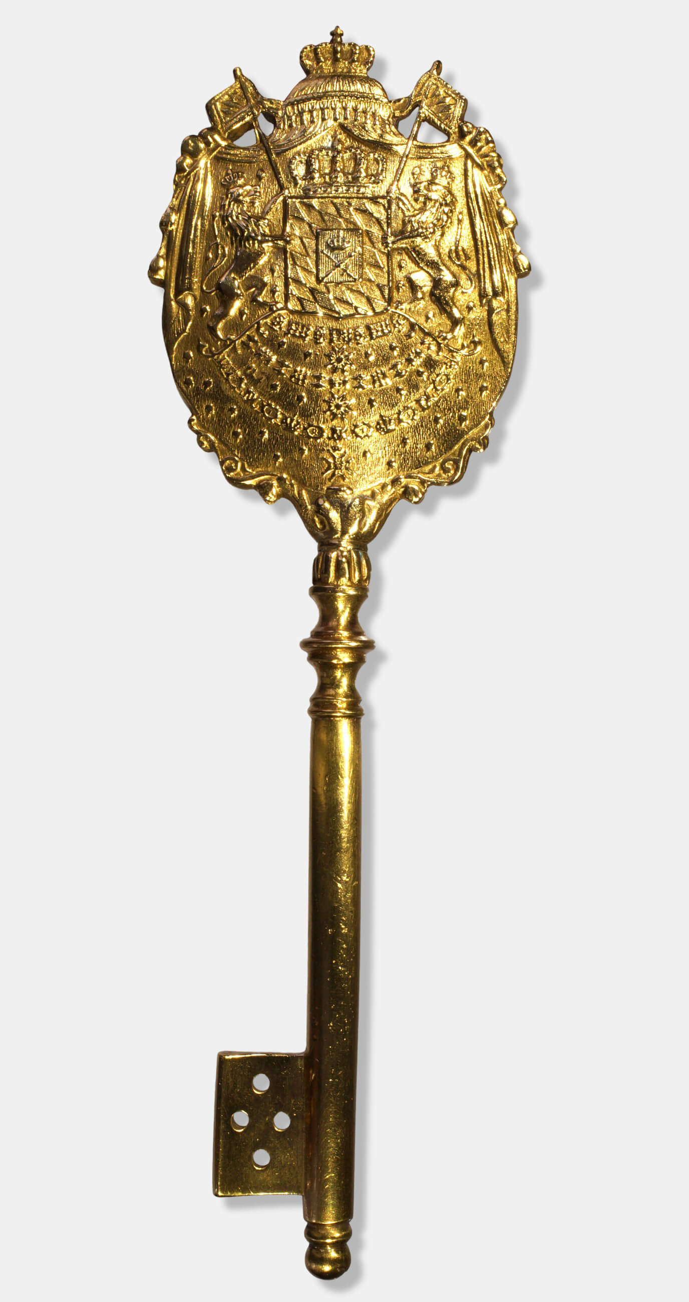 Bayerischer Kammerherrenschlüssel in vergoldeter Bronze mit Wappen, Krone und ornamentiertem Design