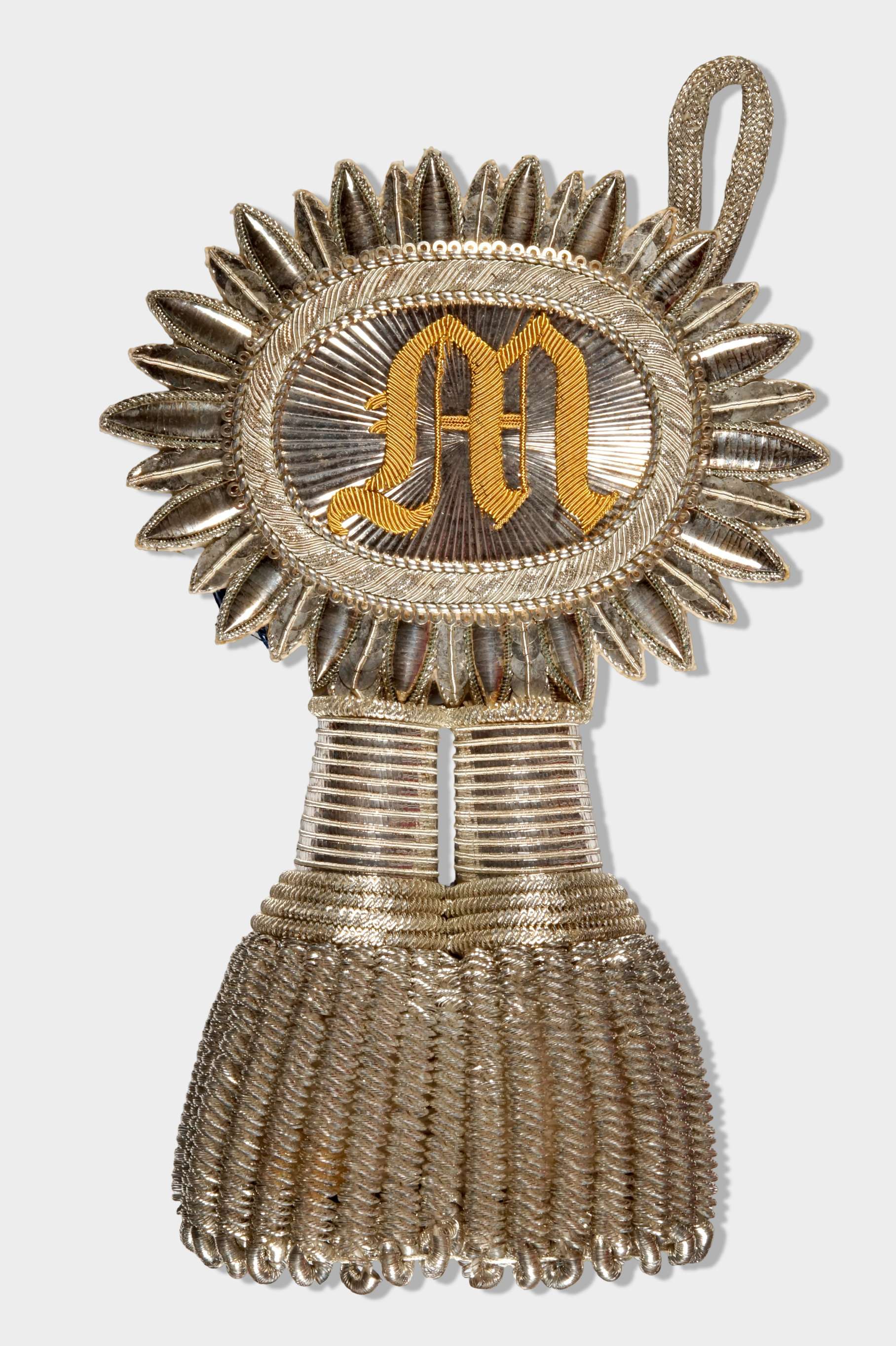 Ein prunkvoll gesticktes bayerisches Kammerherrenschlüssel-Portepee mit dem Namenszug Maximilian II. von Bayern um 1860 aus der Herstellung der Fa. F. S. Wunsch, München.